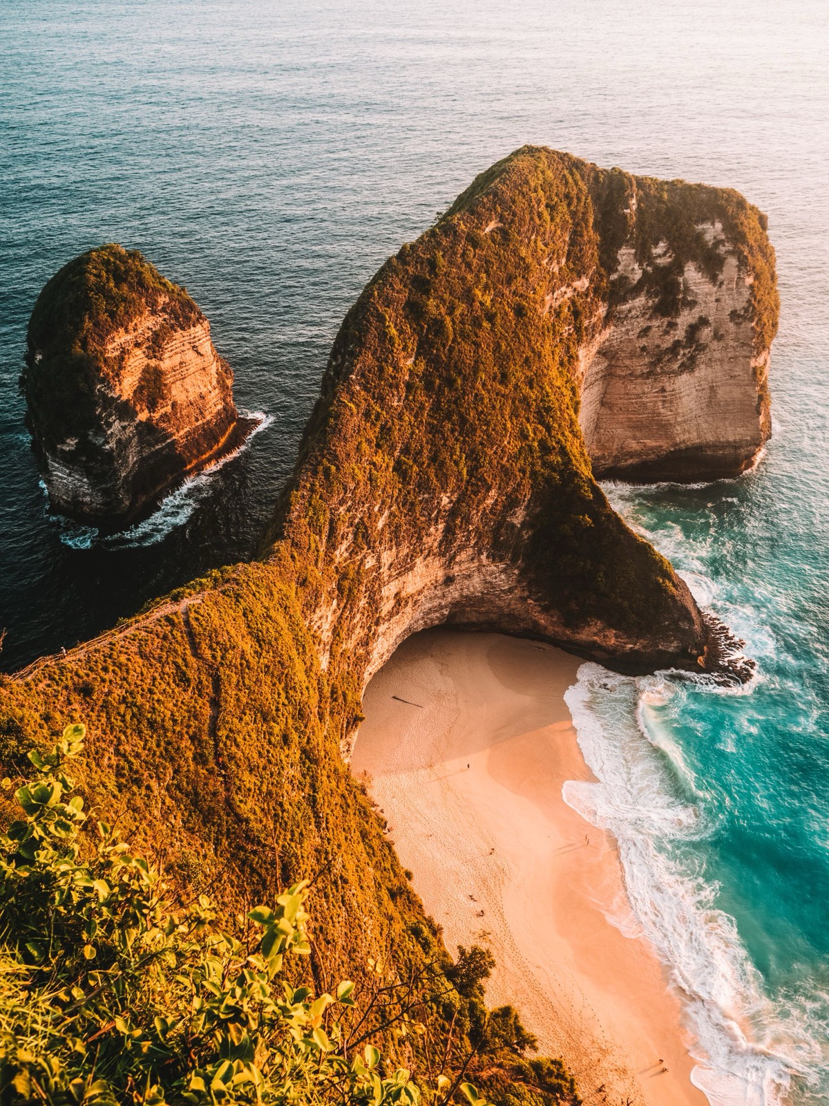 La falaise de Kelingking et sa plage au soleil couchant, sur Nusa Penida, à Bali